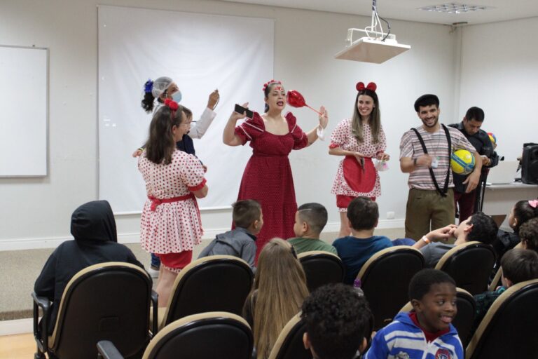 Filhos de colaboradores do Hospital Cemil participam sessão de cinema no Dia das Crianças