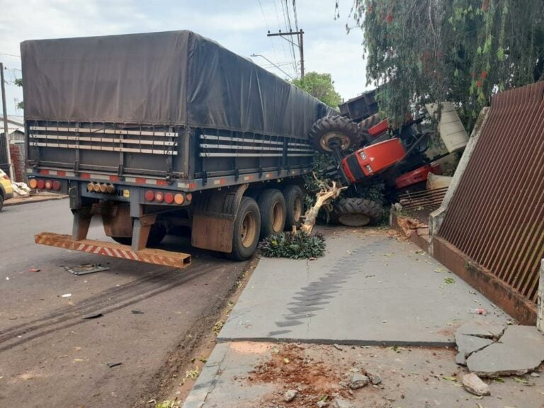 Caminhão desgovernado bate em três veículos e duas casas no centro de Alto Piquiri