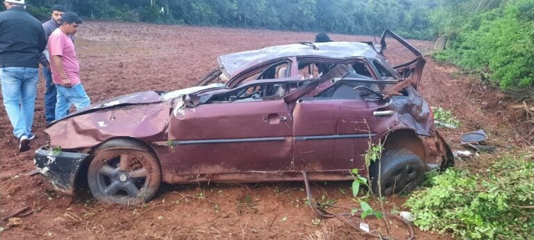 Adolescente de 16 anos morre após carro capotar várias vezes em barranco
