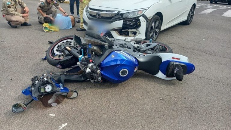 Colisão entre carro e moto é registrada na avenida Flórida, em Umuarama
