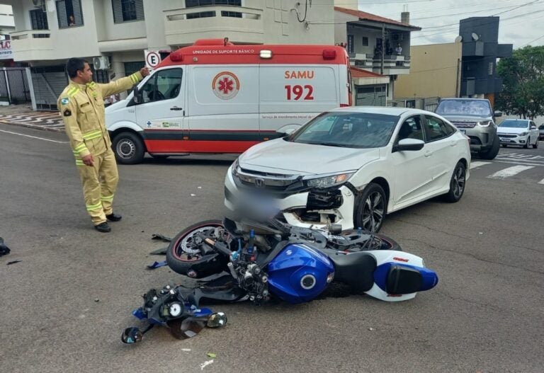 Motociclista sofre fratura na perna após colisão no centro de Umuarama