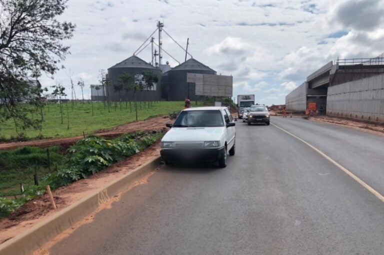 Veículo é roubado no Tarumã e bandidos o abandonam na PR-323 após pneu estourar