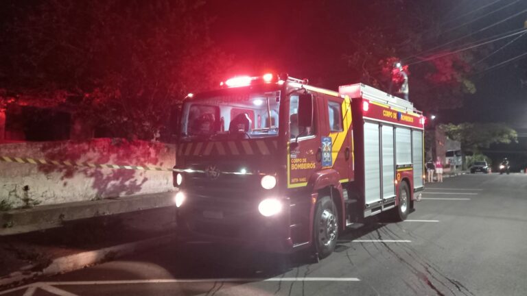Bombeiros de Umuarama combatem incêndio em residência perto do Igreja São Paulo
