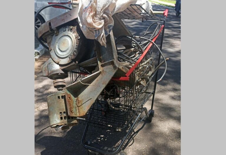 Dupla é presa após furto de objetos em obra e de carrinho de mercado para transportá-los