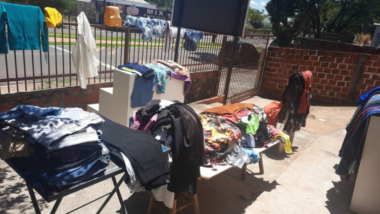 Família faz bazar de roupas e calçados a partir de R$ 2 para comprar remédios