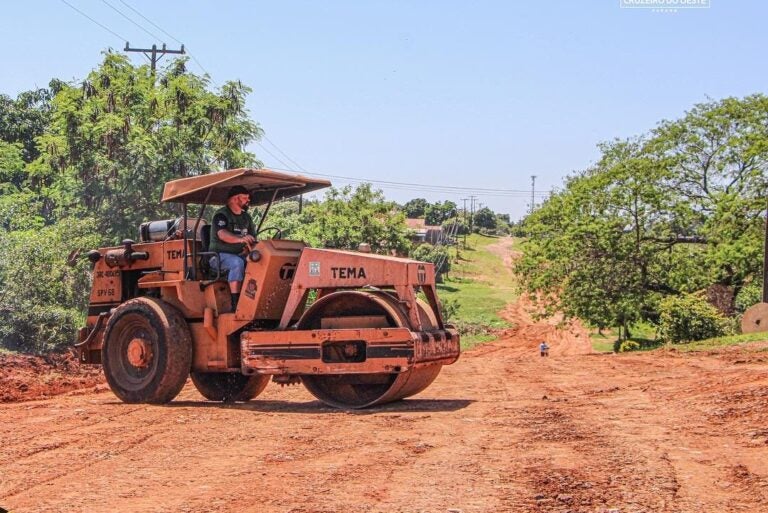 Prefeitura de Cruzeiro do Oeste inicia readequação em ruas atingidas por chuvas