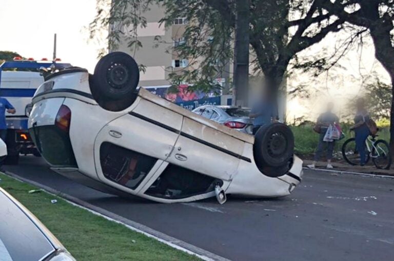 Colisão termina com carro capotado em frente a supermercado de Umuarama