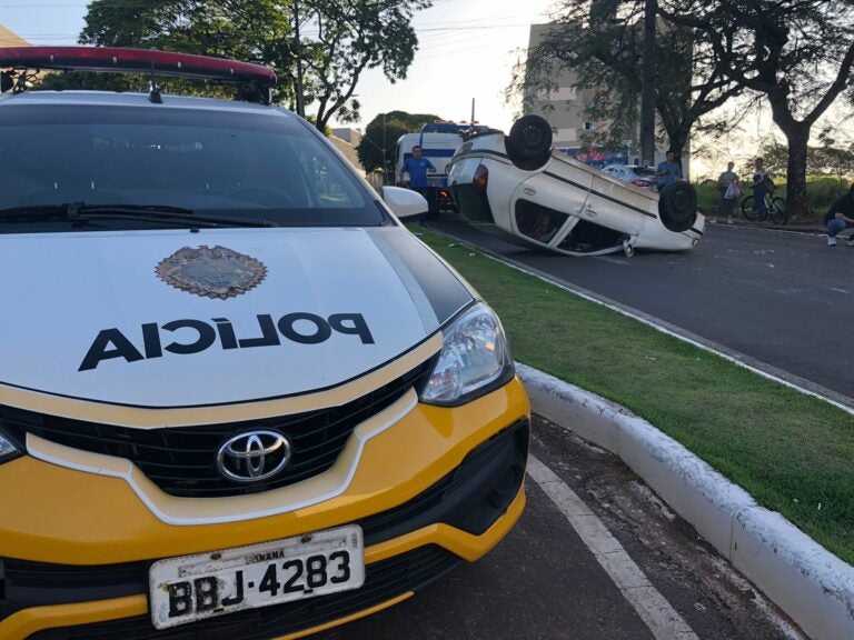 Carro capota após colisão na avenida Manaus na tarde desta segunda-feira