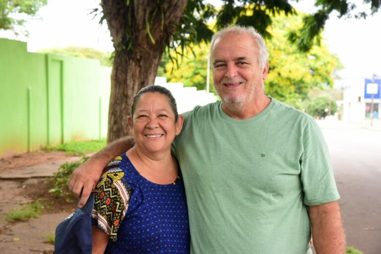 Casal de eleitores do distrito de Lovat chega cedo para votar em Umuarama