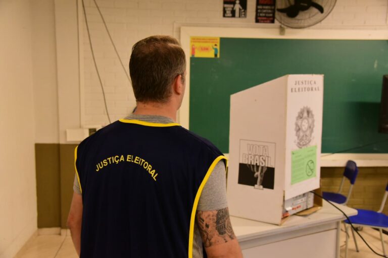 Eleitor tira foto em cabine de votação em Douradina, é flagrado pelos mesários e foge