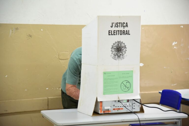 Umuarama: Duas urnas apresentam problemas e Colégio Monteiro tem falta de energia elétrica