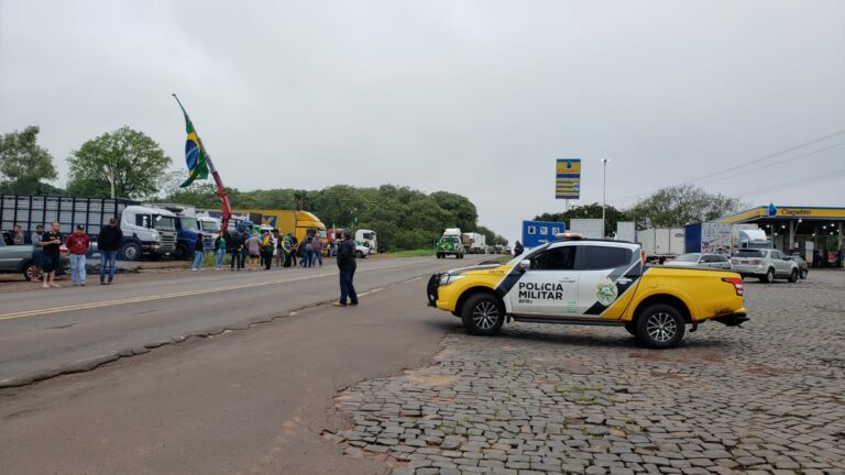 VÍDEO: Manifestantes bloqueiam parcialmente a PR-323, em Cruzeiro do Oeste