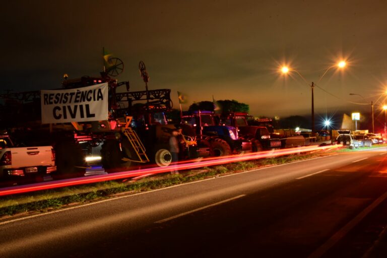 Manifestantes seguem bloqueando a pista da rodovia PR-323 em Umuarama