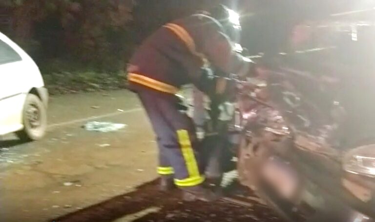 Duas pessoas ficam feridas após batida de frente na PR-323, em Umuarama 