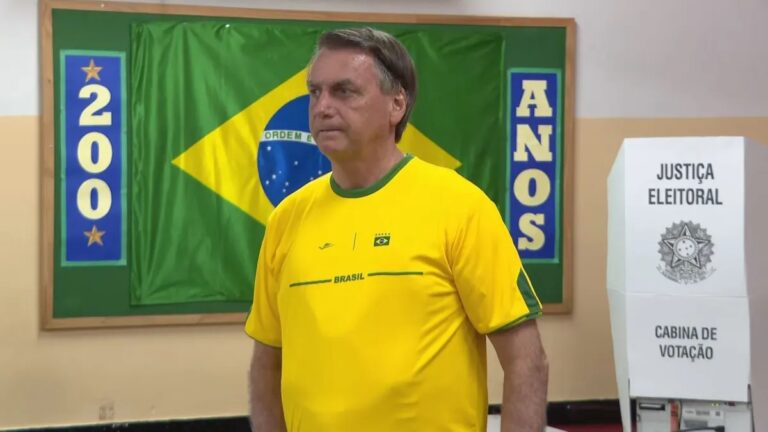 Com cerca de 41% dos votos apurados no Brasil, Jair Bolsonaro segue à frente