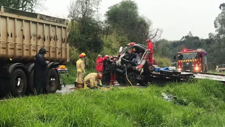 Caminhoneiro fica preso às ferragens em grave acidente na rodovia BR-467