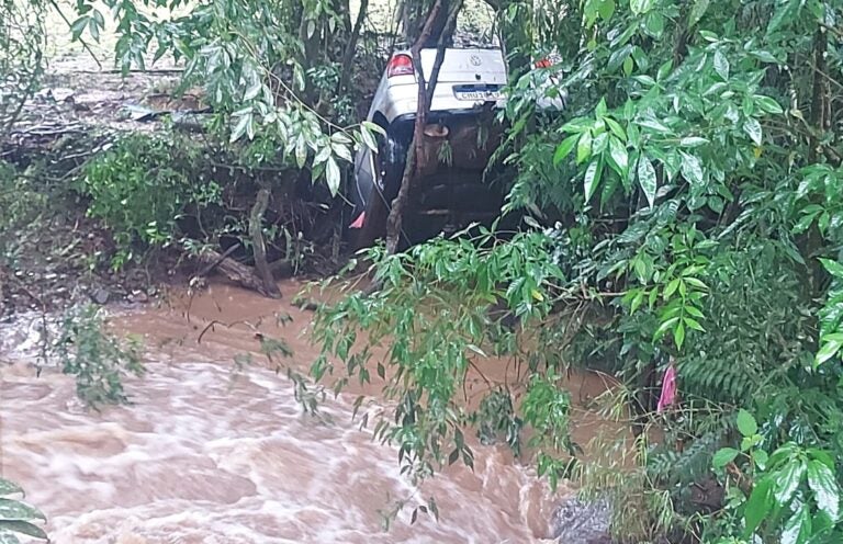 Carro é arrastado pela correnteza em Pato Branco e duas crianças estão desaparecidas