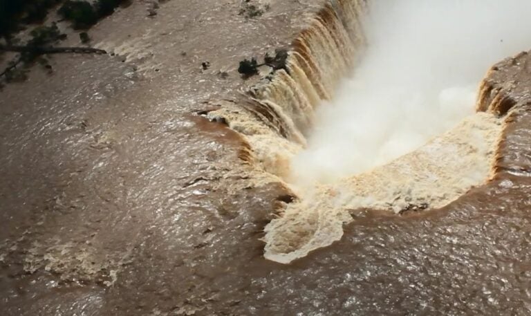 Turista cai nas Cataratas do Iguaçu e grande volume de água dificulta as buscas