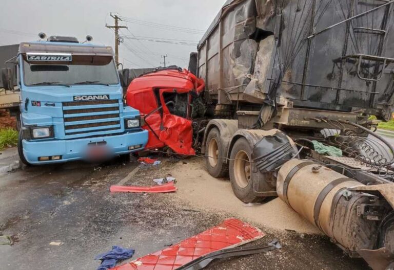 Carreta com placa de Umuarama se envolve em colisão violenta no Mato Grosso do Sul