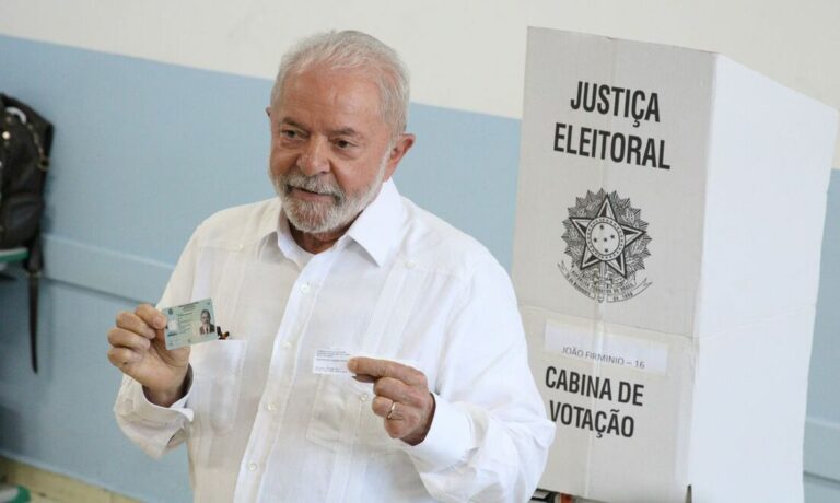 Lula vota em São Bernardo do Campo e diz estar certo de que seu projeto será o escolhido