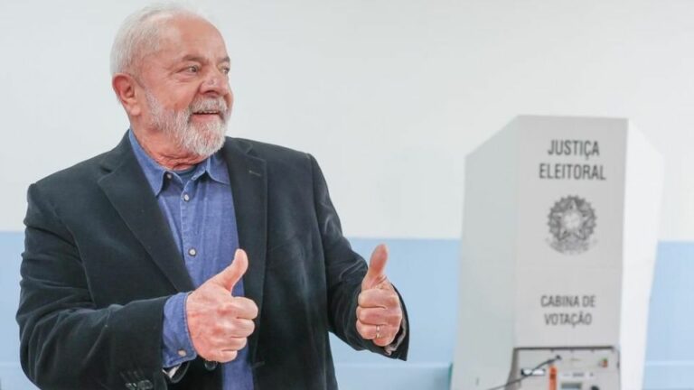Lula diz que “fanáticos terão que se adequar à maioria da sociedade”