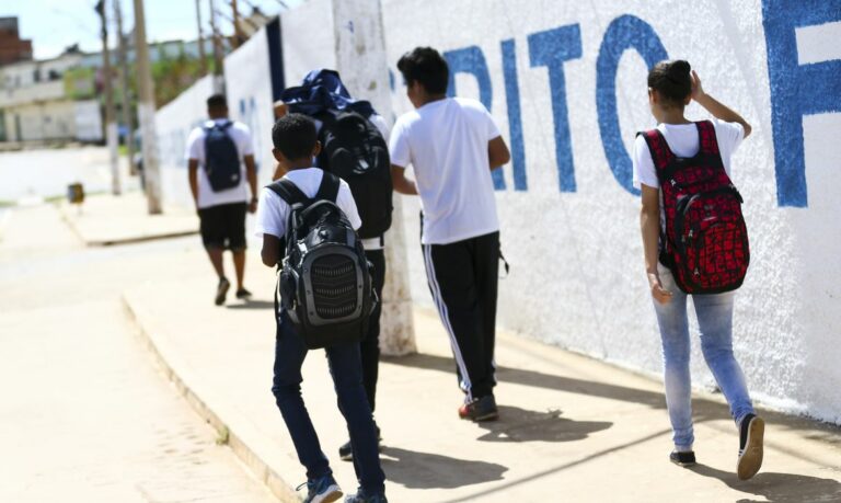Maioria dos jovens diz não ver futuro no Brasil e 76% falam em mudar de país