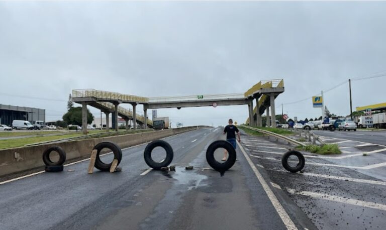 BR-376: rodovia sentido Paranavaí a Maringá é interditada por manifestantes