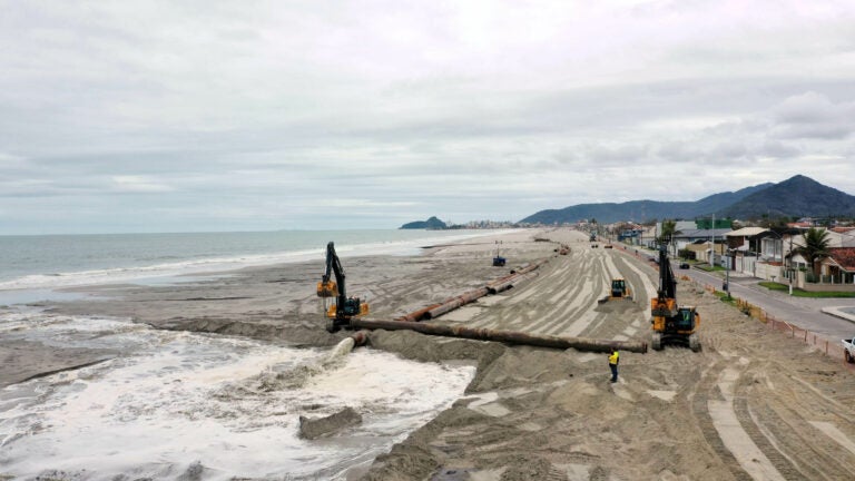 Litoral do Paraná: Engorda da praia de Matinhos já passa de 80% de conclusão