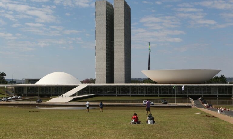 Bancada feminina encolhe no Senado e a Câmara elege a maior da história