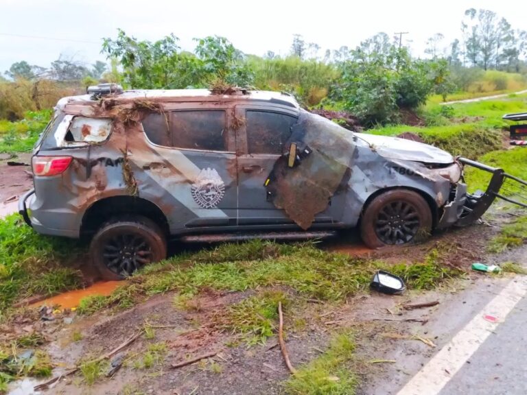 Viatura da Rotam capota e três policiais ficam feridos na rodovia PR-170