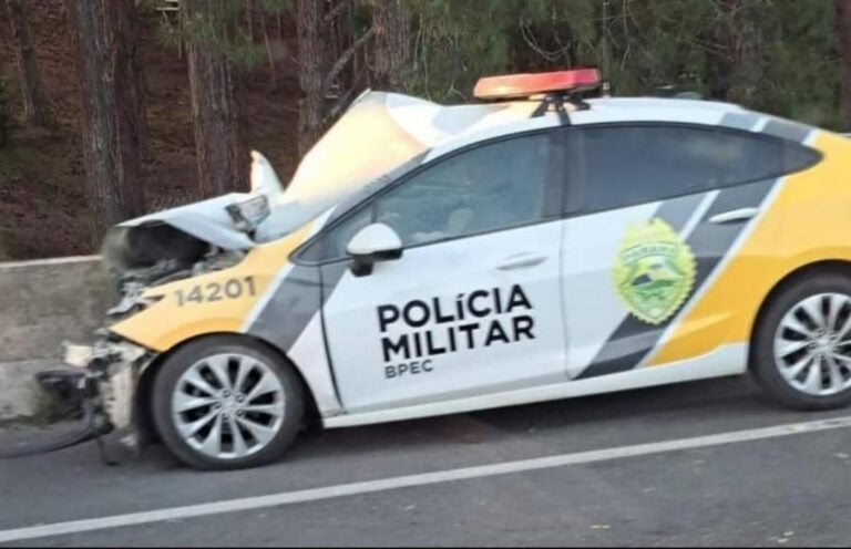 Seis pessoas ficam feridas após colisão na BR-277, entre elas quatro policiais