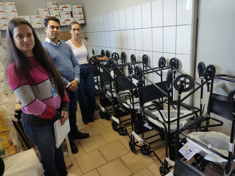 Autuações feitas pelo Procon são revertidas em 16 cadeiras de banho para o Lar Santa Faustina