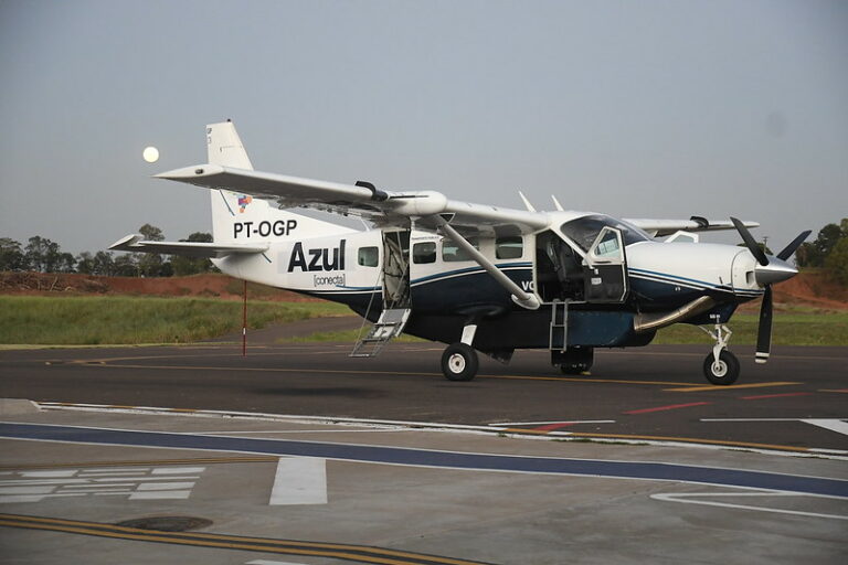 Azul alega falta de pilotos para cancelamento de voos em todo o Brasil, incluindo Umuarama