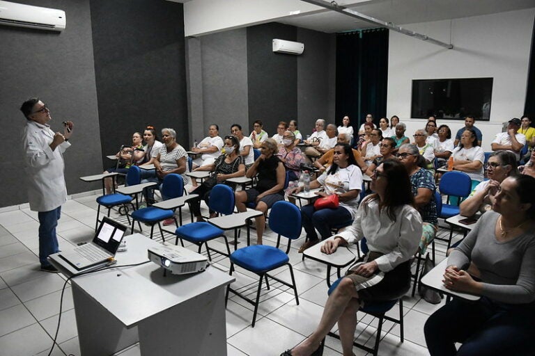 Idosos recebem orientações sobre prevenção à transmissão de doenças sexuais