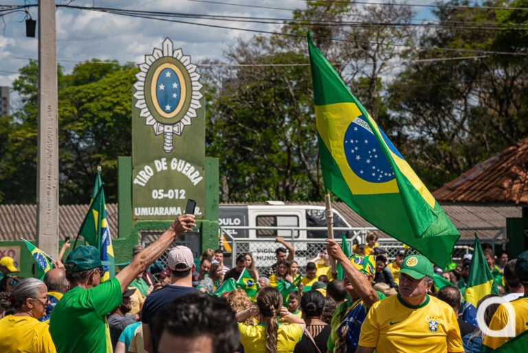 Parte do comércio fecha as portas mais cedo para participar de ato em Umuarama