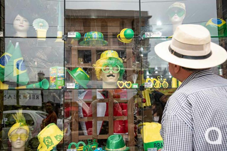 Estreia do Brasil na Copa provoca aumento da venda de acessórios no comércio em Umuarama