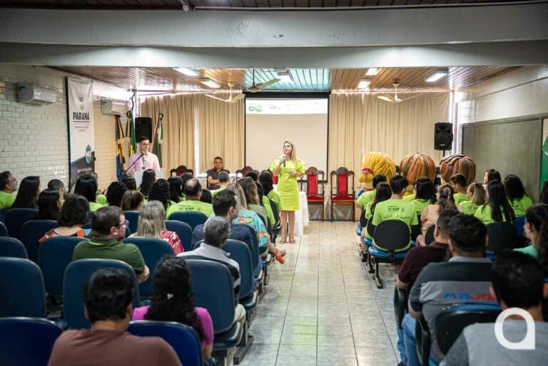 Agrinho entrega premiação para alunos e professores do NRE de Umuarama