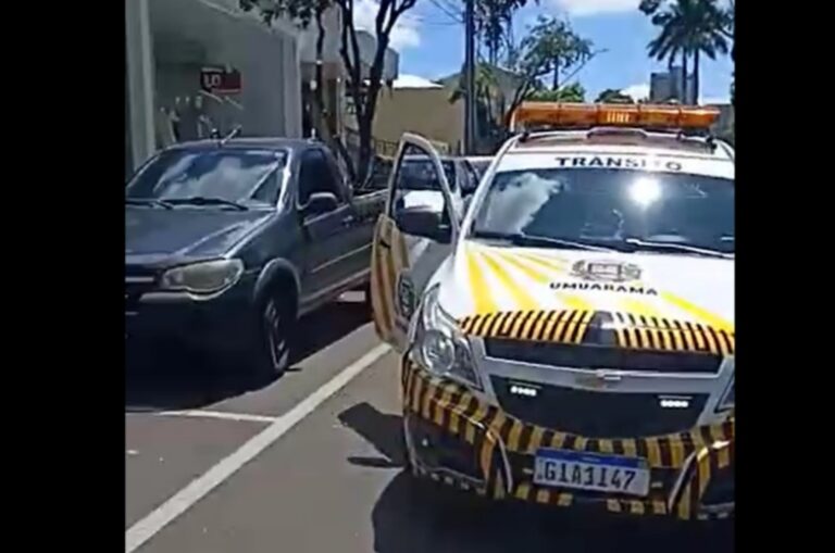 Mãe supostamente passa mal quando filho é abordado com moto que tem R$ 5 mil em débitos