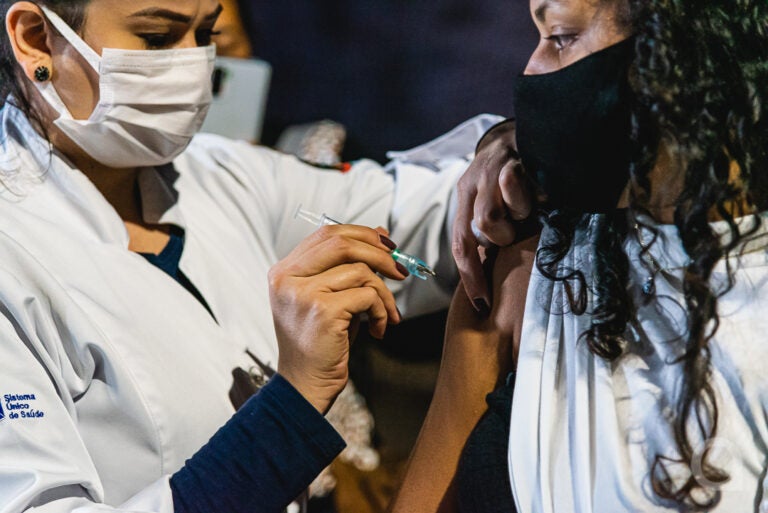 Vacinação contra a Covid para crianças e adultos acontece nesta sexta em Umuarama