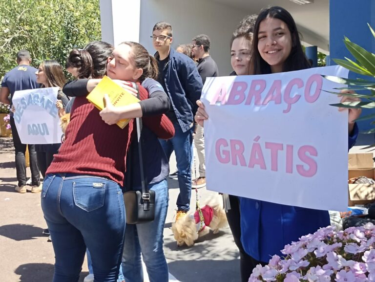 Água, guarda-sol, abraço. O belo gesto de fieis evangélicos no Cemitério de Umuarama