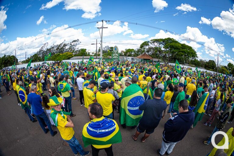 Centenas de pessoas fazem protesto em frente ao Tiro de Guerra de Umuarama