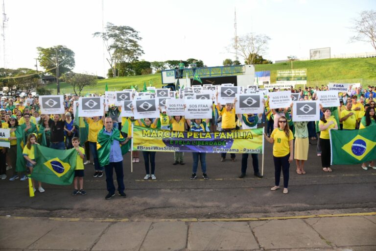 Manifestantes fazem Marcha da Família pela Liberdade no centro de Umuarama