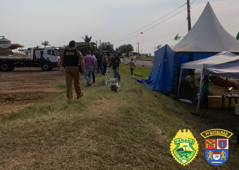 PM cumpre determinação judicial de desobstruir trecho bloqueado da PR-180 em Goioerê