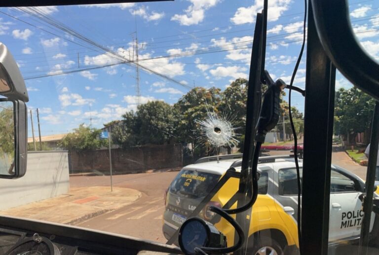 Piratas do Asfalto disparam 15 tiros contra ônibus de compristas no Paraná