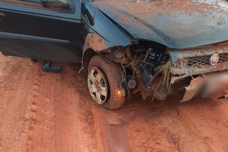Iporã: Condutor embriagado foge de abordagem da PRE, bate picape em barranco e acaba preso