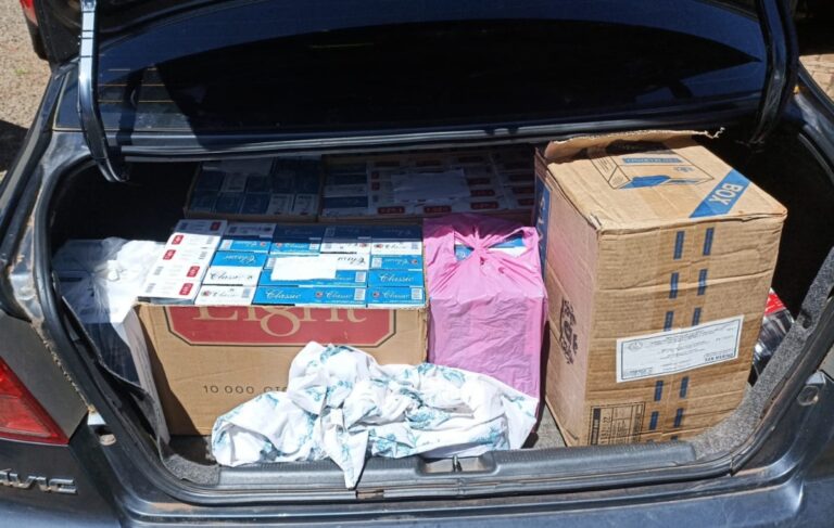 Idoso é flagrado conduzindo carro carregado com cigarros contrabandeados em Pérola