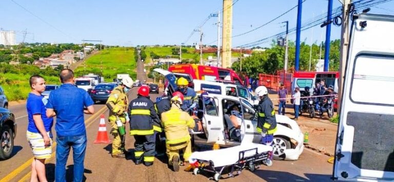 Acidente entre carro e caminhão deixa seis pessoas feridas em Maringá