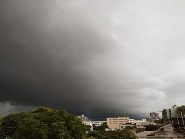 Defesa Civil emite aviso de temporal para Umuarama e cidades da região, válido por 6 horas