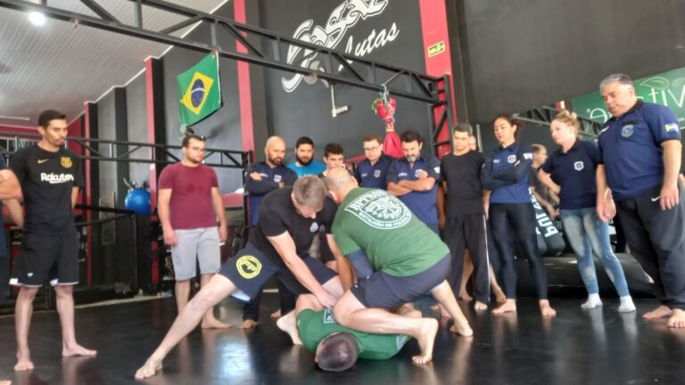 Guardas e agentes de trânsito recebem treinamento de defesa pessoal