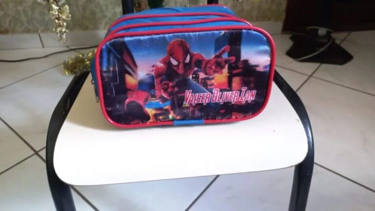 Pai compra estojo personalizado para filho em um site, mas nome vem errado
